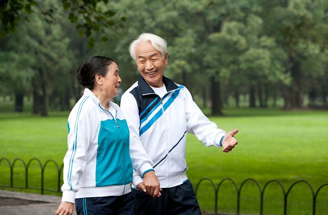 식사를 마치자마자 걷기 보다는 15~30분 후에 시속 3~4.5km 정도​로 걷는 게 좋다. ​/사진=게티이미지뱅크