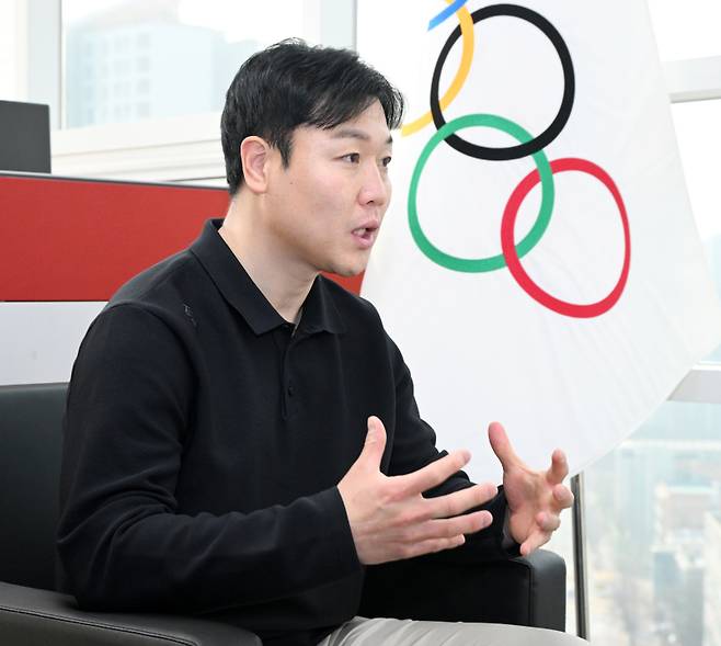 원윤종 IOC 선수위원이 17일 대한체육회 내 선수위원 사무실에서 본지와 만나 인터뷰하고 있다. 사진=대한체육회