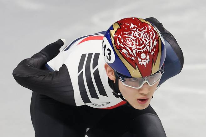 <yonhap photo-4619="">10일(현지시간) 이탈리아 밀라노 아이스스케이팅 아레나에서 열린 2026 밀라노ㆍ코르티나담페초 동계올림픽 쇼트트랙 남자 1,000m 예선에서 임종언이 레이스를 펼치고 있다. [사진=연합뉴스]</yonhap>