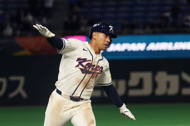 <yonhap photo-7660="">한국 저마이 존스가 솔로 홈런을 친 뒤 자축하고 있다. 연합뉴스</yonhap>