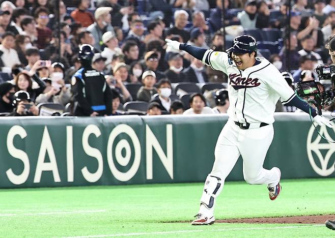 <yonhap photo-6776="">5일 일본 도쿄돔에서 열린 2026 WBC 조별리그 C조 1차전 대한민국과 체코의 경기. 1회말 1사 만루 문보경이 만루 홈런을 치고 그라운드를 돌고 있다. [사진=연합뉴스]</yonhap>