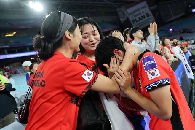 18일 일본과의 2026 AFC 아시안컵 4강전에서 1-4로 패한 뒤 아쉬워하는 한국 선수단. 사진=AFC