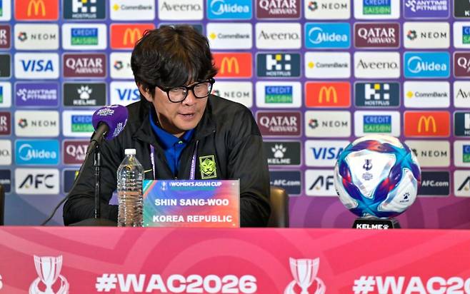 신상우 여자축구 대표팀 감독이 18일 일본과의 2026 AFC 아시안컵 4강전을 마치고 기자회견에서 발언하고 있다. 사진=대한축구협회