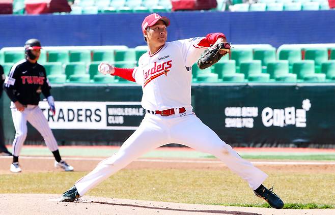 19일 인천SSG랜더스필드에서 열린 LG 트윈스와의 시범경기에 선발 등판한 타케다 쇼타. SSG 제공