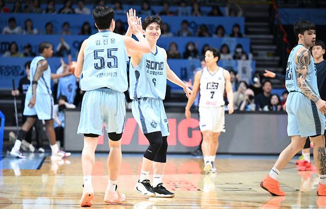 소노 김진유(왼쪽)와 이정현이 19일 고양소노아레나에서 열린 KCC와의 2025~26 LG전자 프로농구 정규리그 경기서 득점을 합작한 뒤 환호하고 있다. 사진=KBL