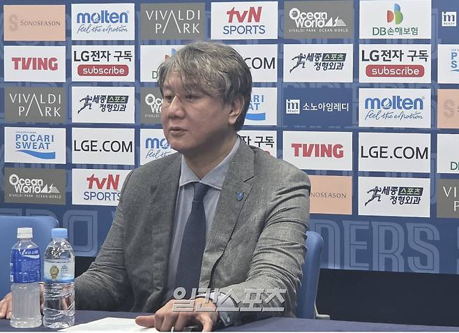 손창환 소노 감독이 19일 KCC전 승리 후 선수단으로부터 물세례를 맞았다. 흠뻑 젖은 채 기자회견장에 나선 손 감독의 모습. 고양=김우중 기자