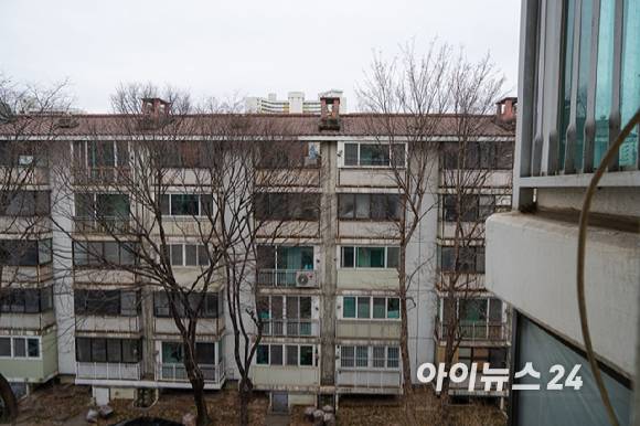 서울 노원구 상계주공5단지는 1987년 준공된 5층짜리 노후 아파트다. 현재 재건축이 진행 중이며, 한화 건설부문이 시공사로 선정돼 지하철 4·7호선 노원역 인근에 최고 35층, 5개 동, 총 996가구 규모의 단지로 탈바꿈할 계획이다. 2026.02.26 [사진=김민지 기자]