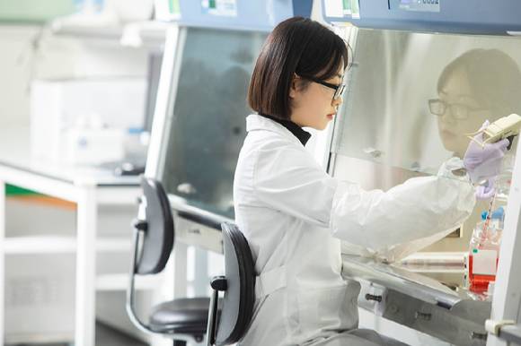 삼성바이오에피스 연구원이 바이오의약품 연구를 하고 있다. [사진=삼성바이오에피스 제공]