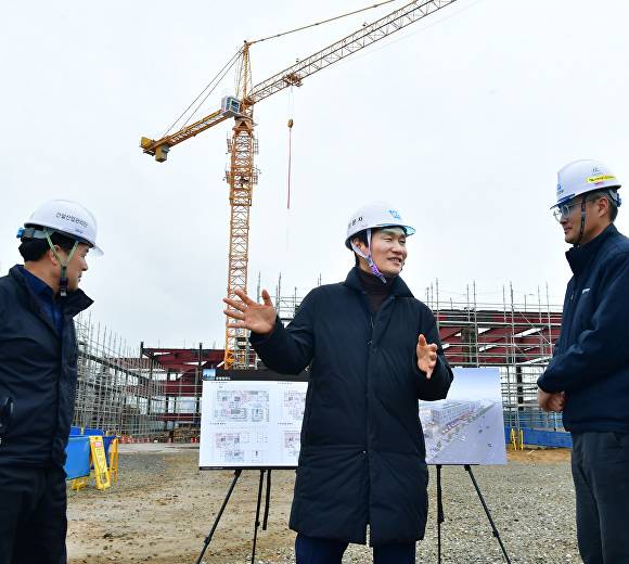 조현일 경산시장(가운데)이 18일 '임당유니콘파크' 조성 공사 현장을 점검하고 있다 [사진=경산시]