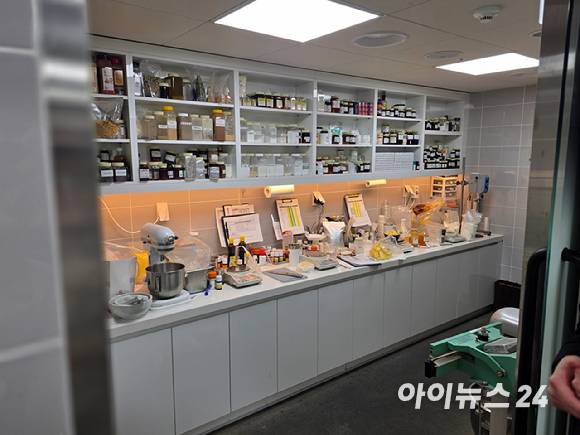 서울 잠실 bhc R&D 센터 메뉴 개발실에 각종 소스와 시즈닝들이 마련돼 있다. [사진=전다윗 기자]