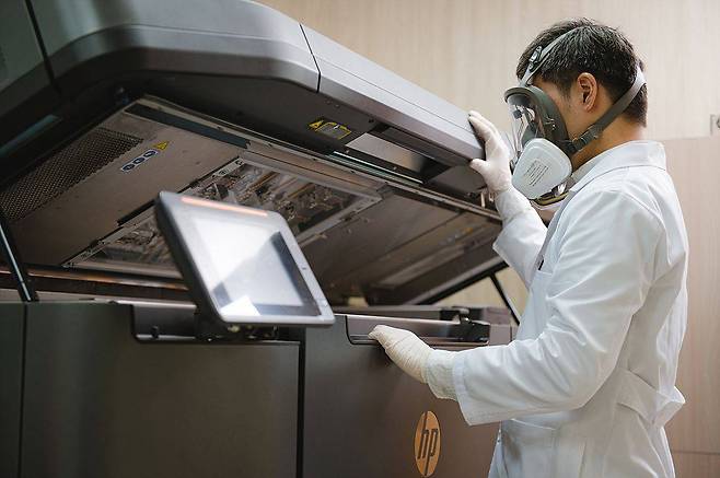 3D 프린터로 개인 맞춤형 안경을 만드는 모습 / 출처=브리즘