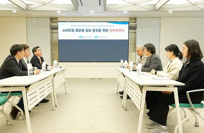 협약 3사 관계자가 글로벌 홍보 프로그램 협업에 관해 논의하고 있다 / 출처=IT동아