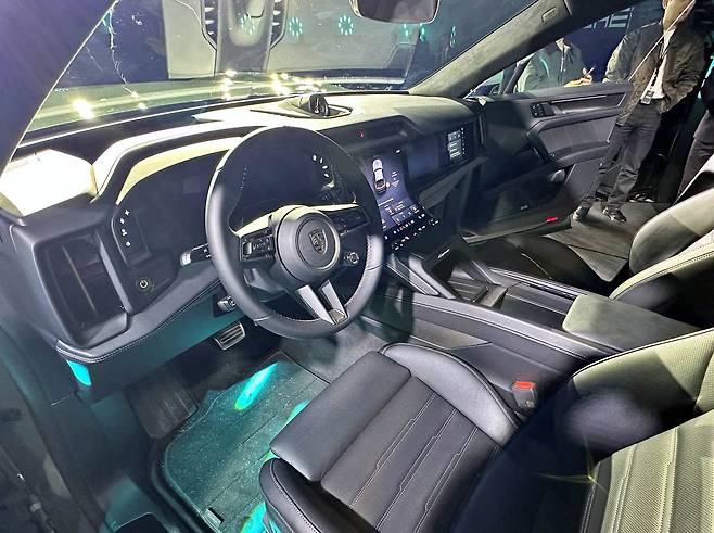 카이엔 터보 일렉트릭 실내 / 출처=IT동아