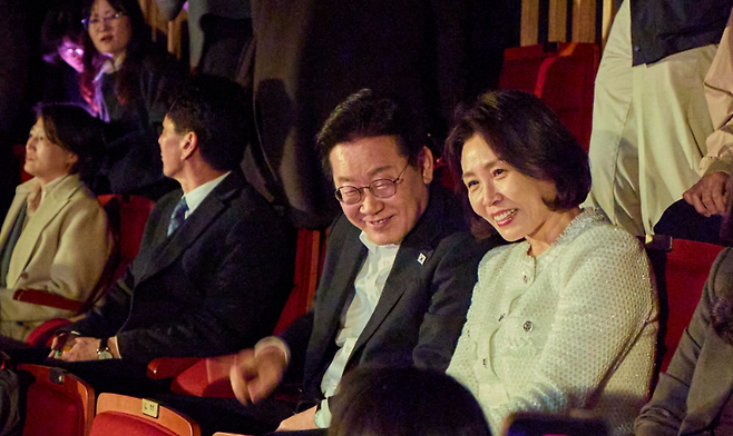 이재명 대통령과 김혜경 여사가 18일 서울 대학로 공연장에서 창작뮤지컬 ‘긴긴밤’을 관람하고 있다. (청와대)