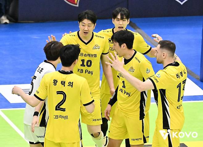 18일 수원체육관에서 열린 한국전력전에서 득점한 뒤 기뻐하는 KB손해보험 선수들. 사진 한국배구연맹