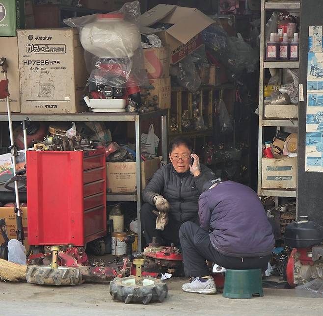 지난 16일 군산에서 만난 철물점 업자 이성민(69)씨는 더불어민주당 경선 과정에서 불거진 전북도청 내란 동조 의혹에 대해 ″같은 동료끼리 시방 '내란범'이네 뭐네 하니, 그 모양새가 참말로 거시기허잖애″라고 말했다. 이찬규 기자