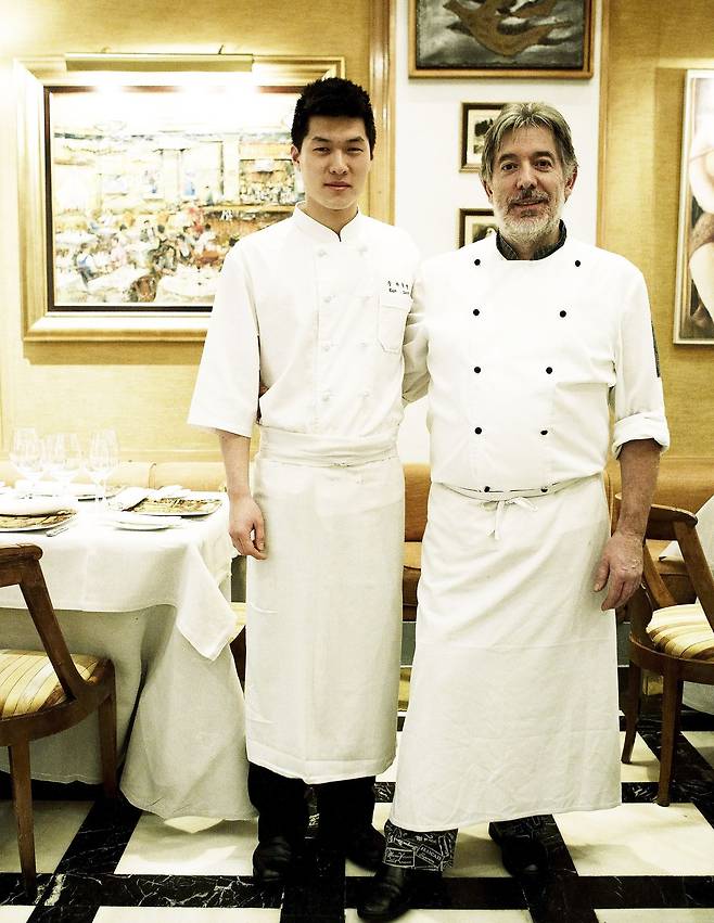 스페인 마드리드의 레스토랑 라 팔로마(Restaurante La Paloma)에서 근무하던 시절로, 세군도 알론소(Segundo Alonso)와 함께한 송하슬람 셰프. 사진 송하슬람