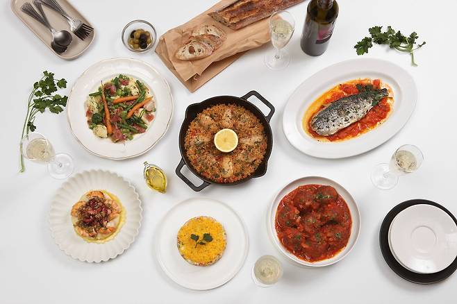 올리브오일과 채소, 허브 등 자연의 재료로 풍미를 살리는 것이 스페인 요리의 특징이다. 사진은 송하슬람 셰프가 지글지글클럽 ‘요리를 배워요’에서 선보일 스페인 요리들. 사진 지글지글클럽