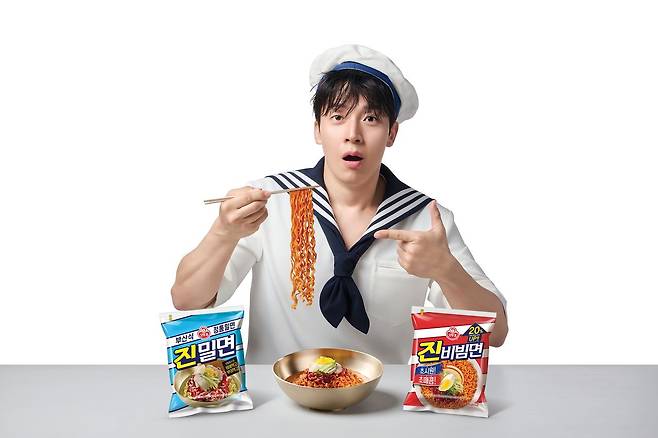 오뚜기가 ‘진밀면’과 ‘진비빔면’ 신제품 광고를 공개하며 여름 면 시장 공략에 나섰다.
