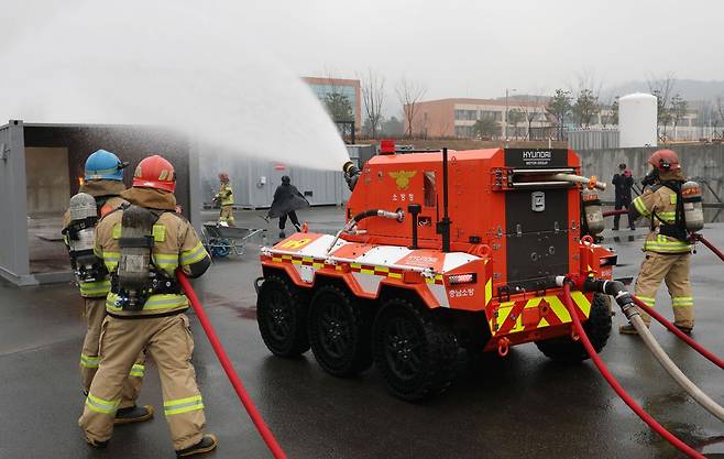 지난 18일 충남 청양 충청소방학교에서 무인로방로봇 '단비' 시연회가 열렸다. 탱크 모양의 단비는 상가와 아파트 지하주차장에서 화재가 발생했을 때 소방관보다 먼저 투입돼 진화작업을 벌인다. [사진 충남도]