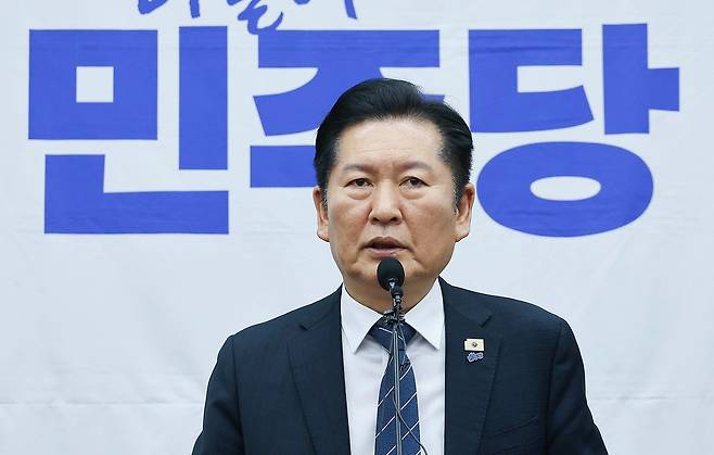 정청래 더불어민주당 대표가 19일 국회에서 열린 의원총회에서 발언하고 있다. 임현동 기자