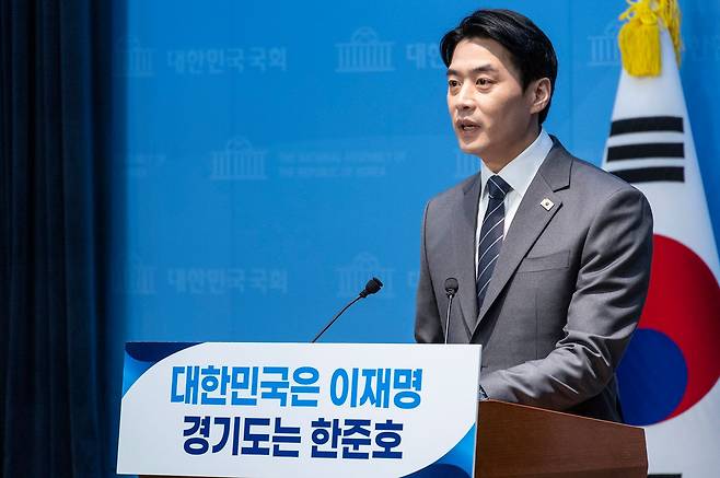 더불어민주당 한준호 의원이 12일 국회 소통관에서 경기도지사 후보 출마 기자회견을 하고 있다. 연합뉴스