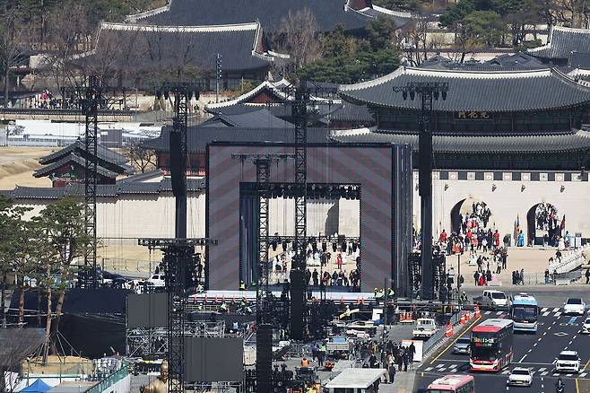 방탄소년단(BTS) 컴백 공연을 이틀 앞둔 19일 서울 종로구 광화문 광장에서 무대가 준비되고 있다. 김종호 기자