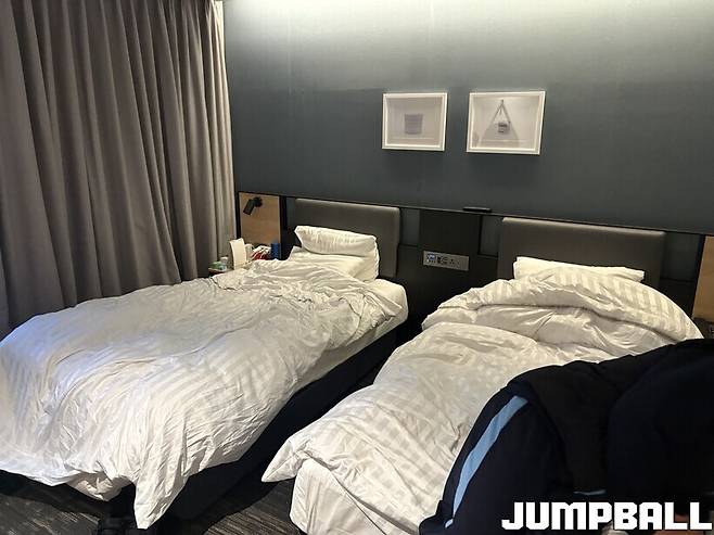 ▲신지원의 시작과 끝이 이뤄지는 침대. 더 눕고 싶은 비주얼. 그러나 8시 30분이면, 늘 눈이 떠진다고 한다.