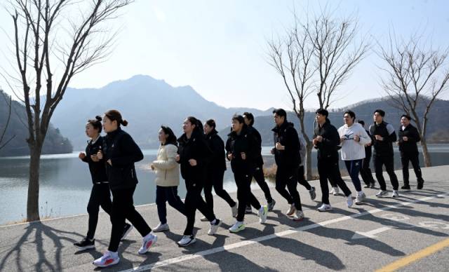 ▲ 제1회 입춘대길 춘천소양강마라톤대회를 나흘 앞둔 18일 춘천 지역 마라톤 동호인들이 의암호 주변을 달리고 있다.  한규빈 기자