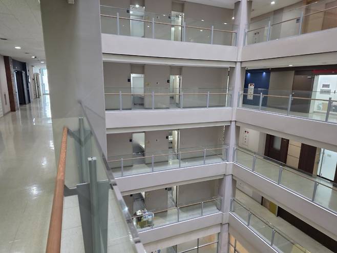 한 지식산업센터 내부 모습. 각 층마다 화장실이 하나만 배치되어있다. /사진=이정우 기자