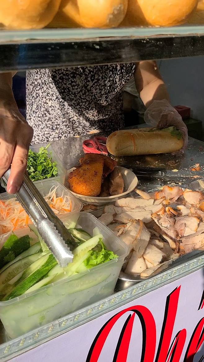 오이와 피클, 고수로 완성되는 반미의 맛.