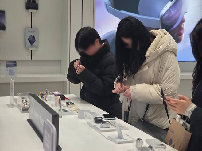 삼성스토어 홍대에서 사람들이 버즈 커스텀에 열중하고 있다. /사진=이정우 기자