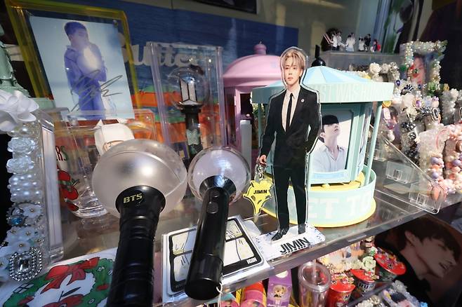 그룹 방탄소년단(BTS)의 광화문 공연을 앞둔 19일 서울 용산구의 한 카페에 응원봉(아미봉) 등이 전시돼 있다. 사진=연합뉴스