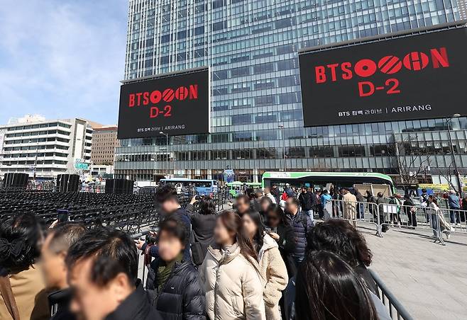 그룹 방탄소년단(BTS)의 광화문 공연을 이틀 앞둔 19일 서울 종로구 광화문광장의 한 전광판에 관련 영상이 나오고 있다. 사진=연합뉴스