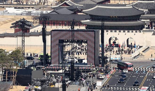 방탄소년단(BTS) 완전체 컴백 공연이 이틀 앞으로 다가온 19일 서울 광화문광장에서 무대 준비가 진행되고 있다. 사진=뉴스1