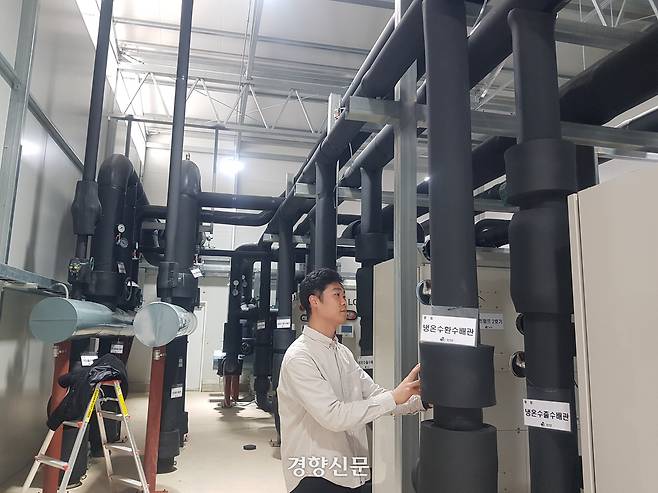 지난 16일 오후 강원 양구군 해안면 이현리에 있는 ‘지역특화 임대형 스마트팜’ 내부에서 한 공무원이 ‘지열을 활용한 냉난방 제어장치’의 각종 설비를 점검하고 있다. 최승현 기자