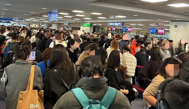 도떼기시장처럼 변한 인천공항 입국장. SNS 캡처