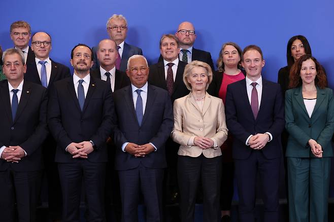 니코스 크리스토둘리데스 키프로스 대통령, 안토니우 코스타 EU 정상회의 상임의장, 우르줄라 폰데어라이엔 EU 집행위원장, 앨런 딜런 아일랜드 기업·통상·고용부 중소기업 및 소매 담당 국무장관(앞줄 왼쪽 두 번째부터)이 18일(현지시간) 벨기에 브뤼셀에서 열린 ‘삼자 사회 정상회의’에서 기념촬영을 하고 있다. 이 회의는 19일 개막하는 EU 정상회의에 앞서 열렸다. AP연합뉴스