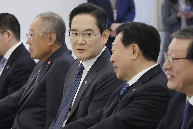 이재용 삼성전자 회장이 지난달 4일 청와대에서 열린 청년일자리와 지방투자 확대를 위한 기업간담회에서 대화를 하고 있다. 청와대사진기자단