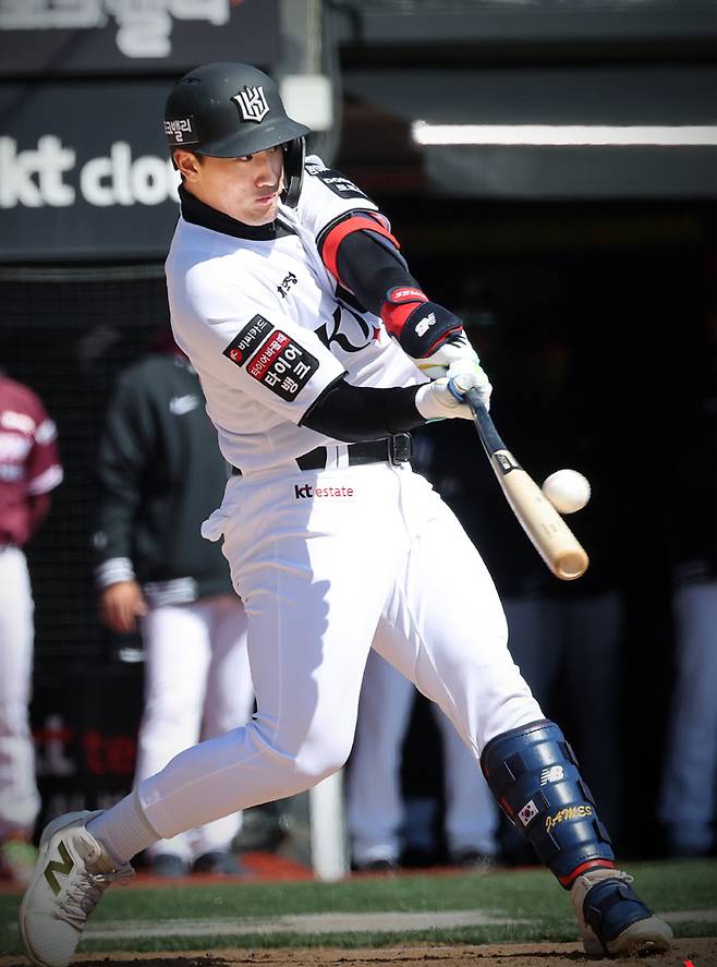 KT 안현민이 19일 수원 KT위즈파크에서 열린 키움과의 시범경기에서 1회말 대형 홈런을 치고 있다.  KT 위즈 제공