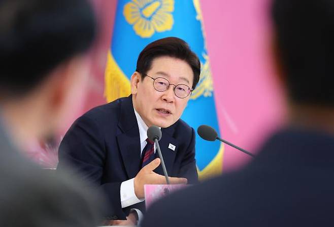 이재명 대통령이 19일 경제사회노동위원회 제1기 출범을 맞이해 청와대에서 열린 노동정책 토론회에서 발언하고 있다. 연합뉴스