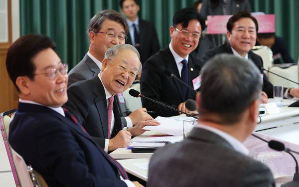 손경식 한국경영자총협회장이 19일 경사노위 제1기 출범을 맞이해 청와대에서 이재명 대통령 주재로 열린 노동정책 토론회에서 발언 중 김동명 한국노총 위원장(뒷모습)을 바라보고 있다. 이 대통령 오른쪽으로 손 회장, 김지형 경사노위 위원장, 김영훈 고용노동부 장관, 김기문 중소기업중앙회장.  연합뉴스