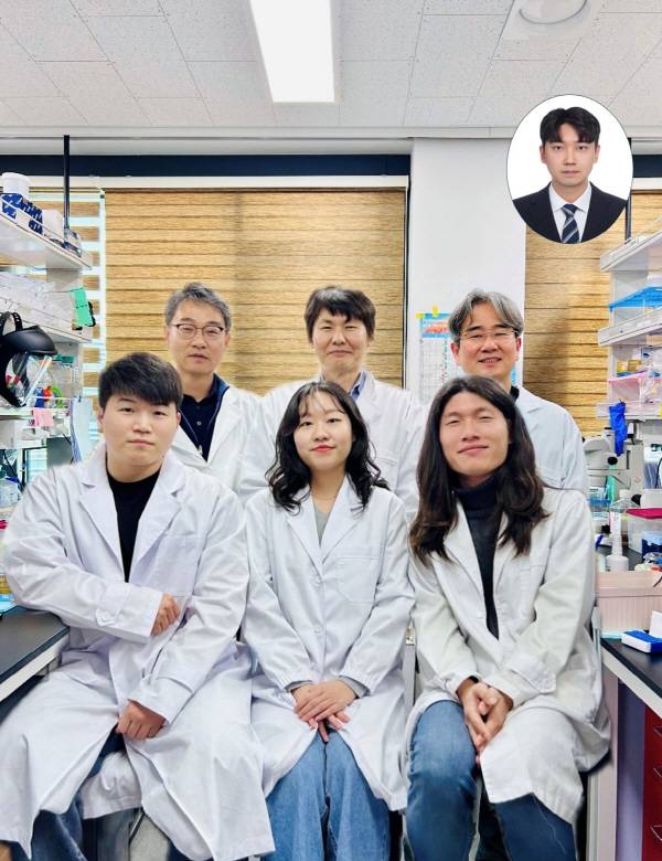 원형RNA 원리 규명 작업을 수행한 KAIST 김윤기 교수(뒤줄 왼쪽부터), 이승재 교수, 이광록 교수. 앞줄 왼쪽부터 부성호 김시은 이동훈 박사. 상단 별도 사진은 이동훈 박사. KAIST 제공