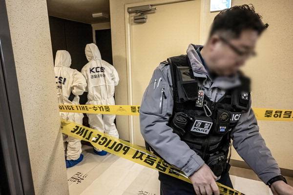 지난 17일 부산 부산진구 한 아파트에서 현직 항공사 기장이 흉기에 찔려 숨진 채 발견돼 경찰 과학수사대에서 현장 감식을 하고 있다. 이원준 기자