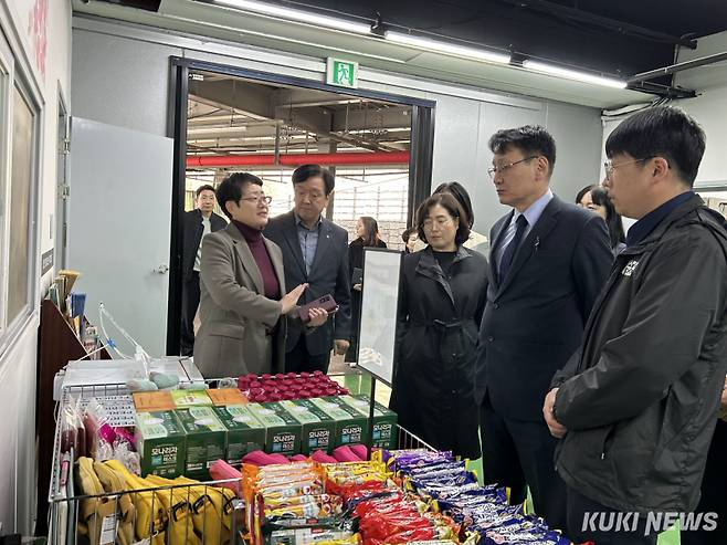 홍종완 충남도 행정부지사가 19일 천안시 복지재단 ‘따숨푸드뱅크’에서 운영 중인 그냥드림 사업 현장을 방문해 추진 현황을 점검하고 있다.