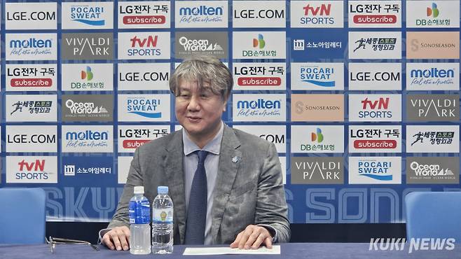 손창환 고양 소노 감독이 19일 오후 7시 고양소노아레나에서 열린 부산 KCC와 2025∼2026 LG전자 프로농구 6라운드 경기가 끝난 뒤 기자회견에 참석하고 있다. 송한석 기자