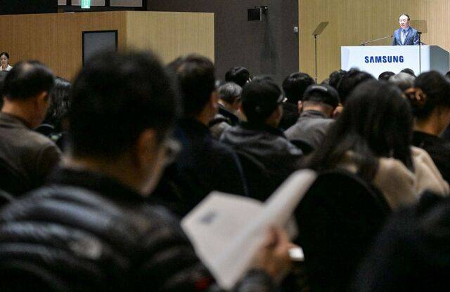 경기도 수원컨벤션센터에서 18일 열린 삼성전자 제57기 정기 주주총회에서 의장을 맡은 전영현 삼성전자 대표이사(부회장)가 인사말을 하고 있다. 주총 중 삼성전자 주가가 20만원을 넘어서자 주주들의 응원과 박수가 쏟아지며 주가 부진으로 고성이 오갔던 지난해 주총 때와 대조를 이뤘다. 연합뉴스