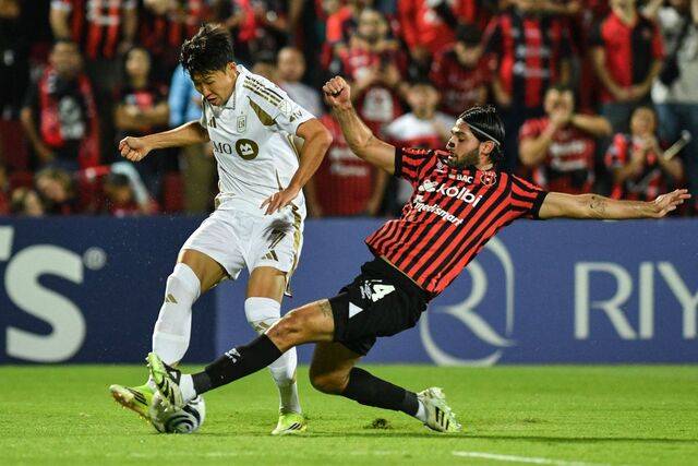 손흥민이 18일 코스타리카 LD 알라후엘렌세와의 2026 CONCACAF 챔피언스컵 16강 2차전에서 상대 선수의 태클에 걸리고 있다. AFP연합뉴스