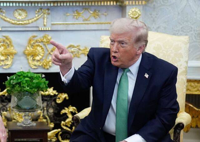 도널드 트럼프 미국 대통령이 17일(현지시간) 백악관에서 미할 마틴 아일랜드 총리와 정상회담 도중 취재진의 질문에 답하고 있다. 그는 이 자리에서 호르무즈 해협 파병을 거부한 북대서양조약기구(NATO·나토) 회원국을 향해 “매우 실망했다”고 말했다. 회담 직전 트루스소셜에선 “나토의 지원이 필요하지 않다”며 “일본, 호주나 한국도 마찬가지”라고 밝혔다. EPA연합뉴스