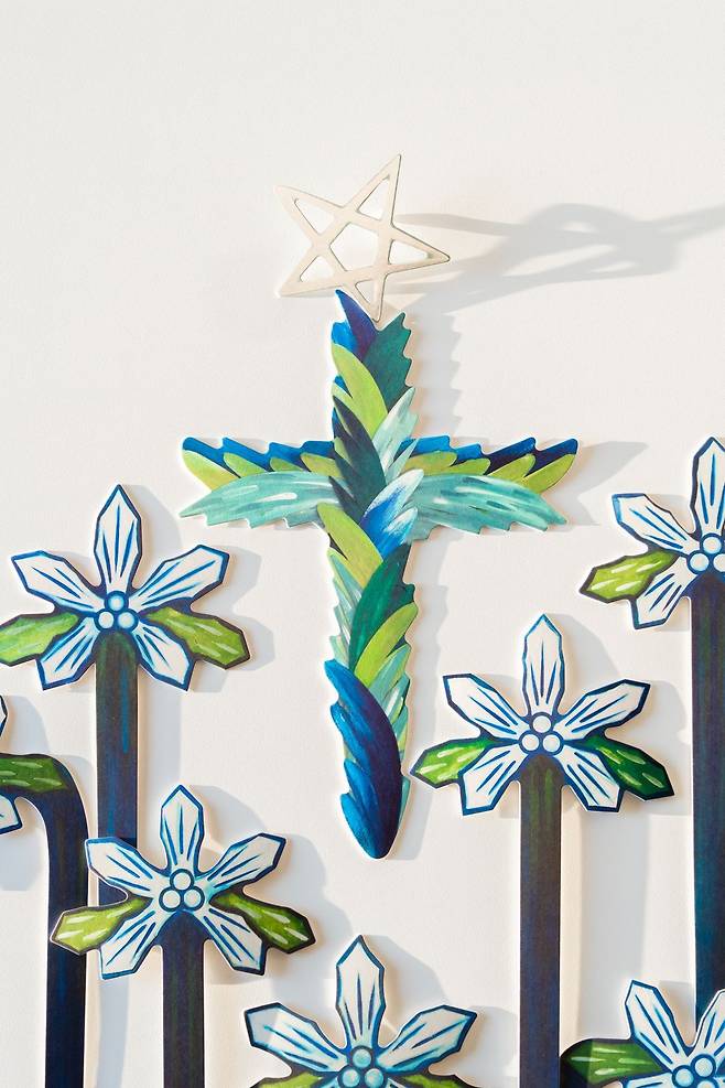 나난 작가가 순결함을 상징하는 포인세티아 꽃을 형상화해 만든 크리스마스트리 작품이다. 트리의 전형적인 빨간색과 초록색 대신 흰색을 주로 사용해 예수 탄생의 의미가 일 년 내내 지속하길 바라는 마음을 담았다. 아래는 십자가를 형상화한 '롱롱타임플라워 컴패션 에디션'으로 축광 인쇄 기법을 적용해 낮의 빛을 흡수했다가 밤에는 야광을 빛을 낸다. 나난랩 제공